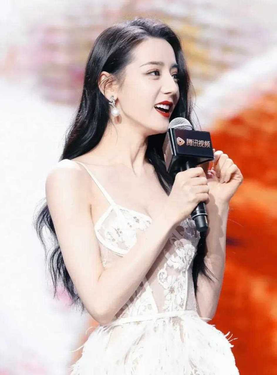 迪丽热巴 白色仙女羽毛裙,惊艳全场[女孩儿]