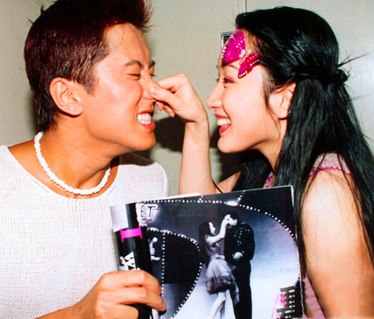 1997年,广东,杨钰莹就像一个撒娇的妹妹,调皮地掐着毛宁的鼻子,这一