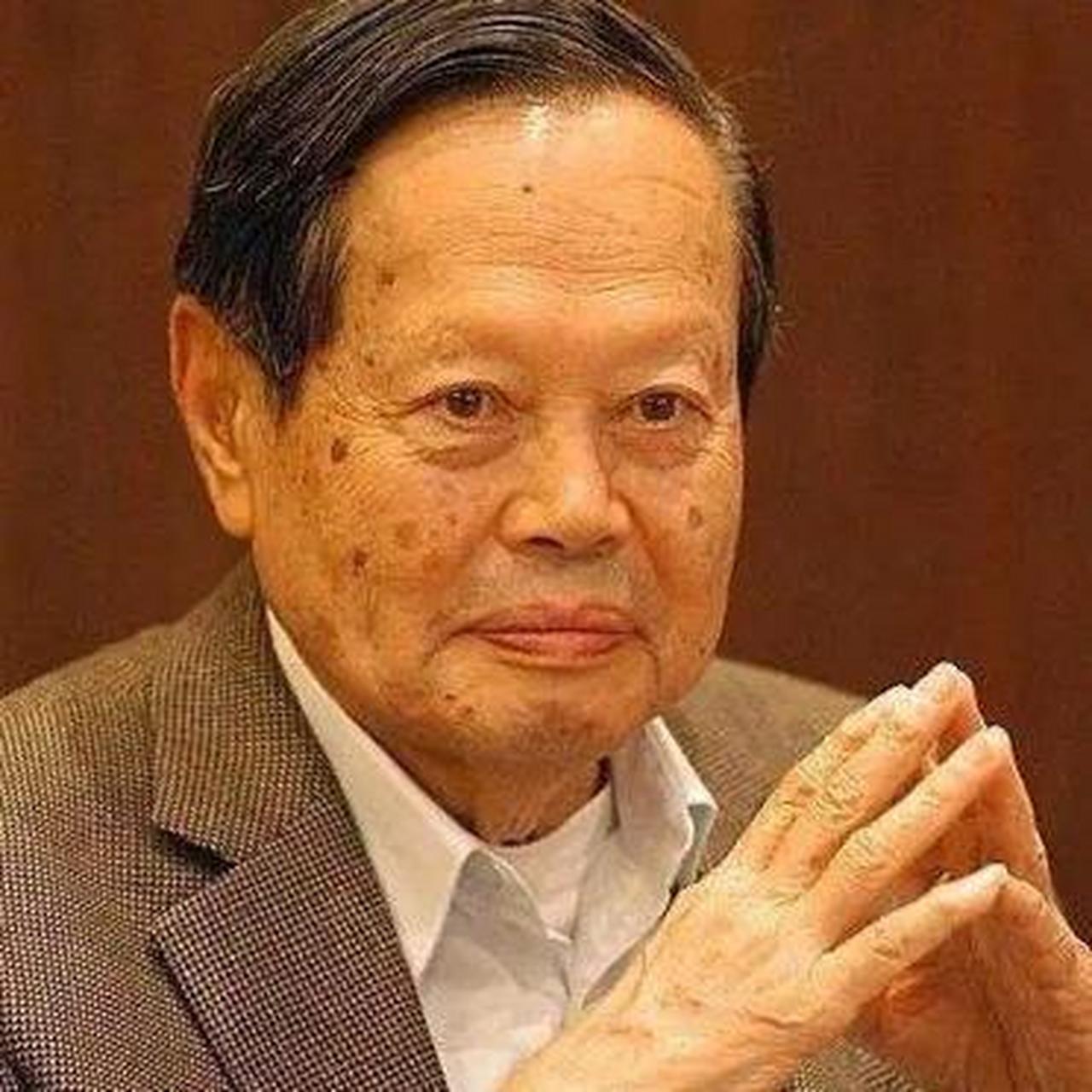 98岁的杨振宁顶着骂名,坚决反对花2000亿建大型粒子对撞机!