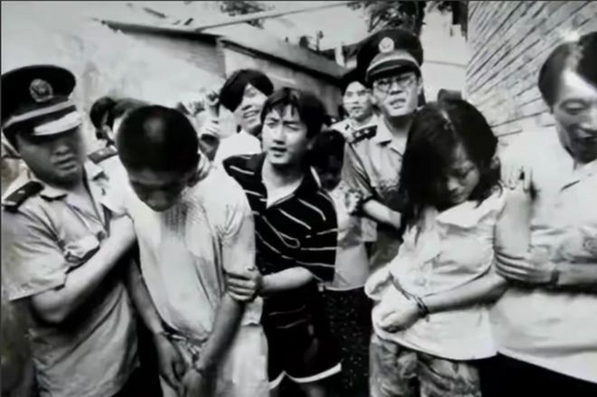 90年代初期时,流氓罪仍未废除,非法同居也被严格禁止.
