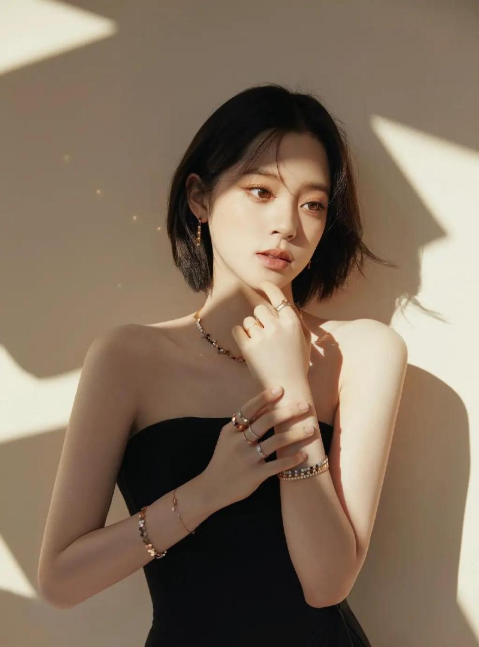 欧阳娜娜短发写真,黑色裹胸连身裙,加以金色配色点缀,挺养眼的哈.