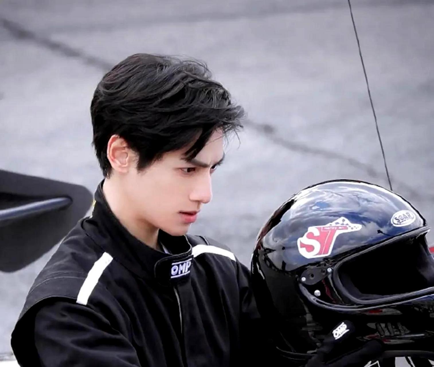 罗云熙的赛车服造型真是太帅了!