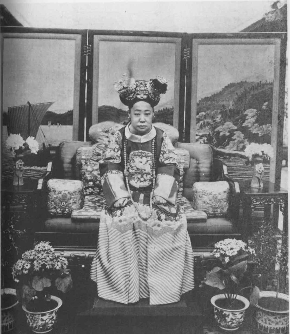 清朝那些事#光绪十四年(1888年),十三岁的他他拉氏与姐姐一同进宫