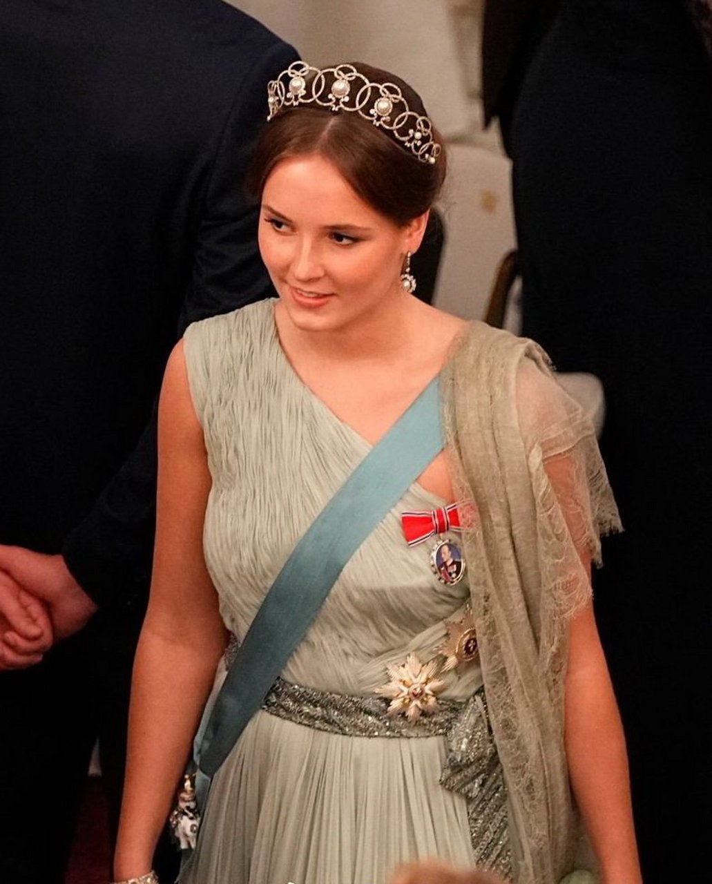 上周参加丹麦克里斯蒂安王子成年趴时,挪威英格丽德-亚历山德拉公主穿