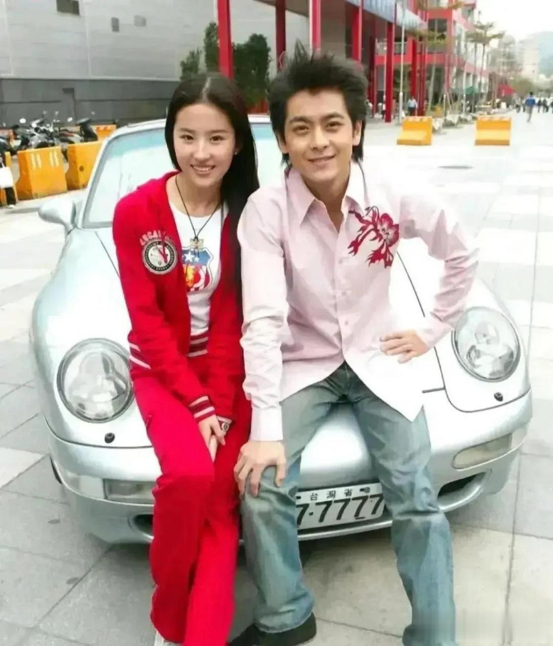 多年前林志颖和刘亦菲的一张合照.