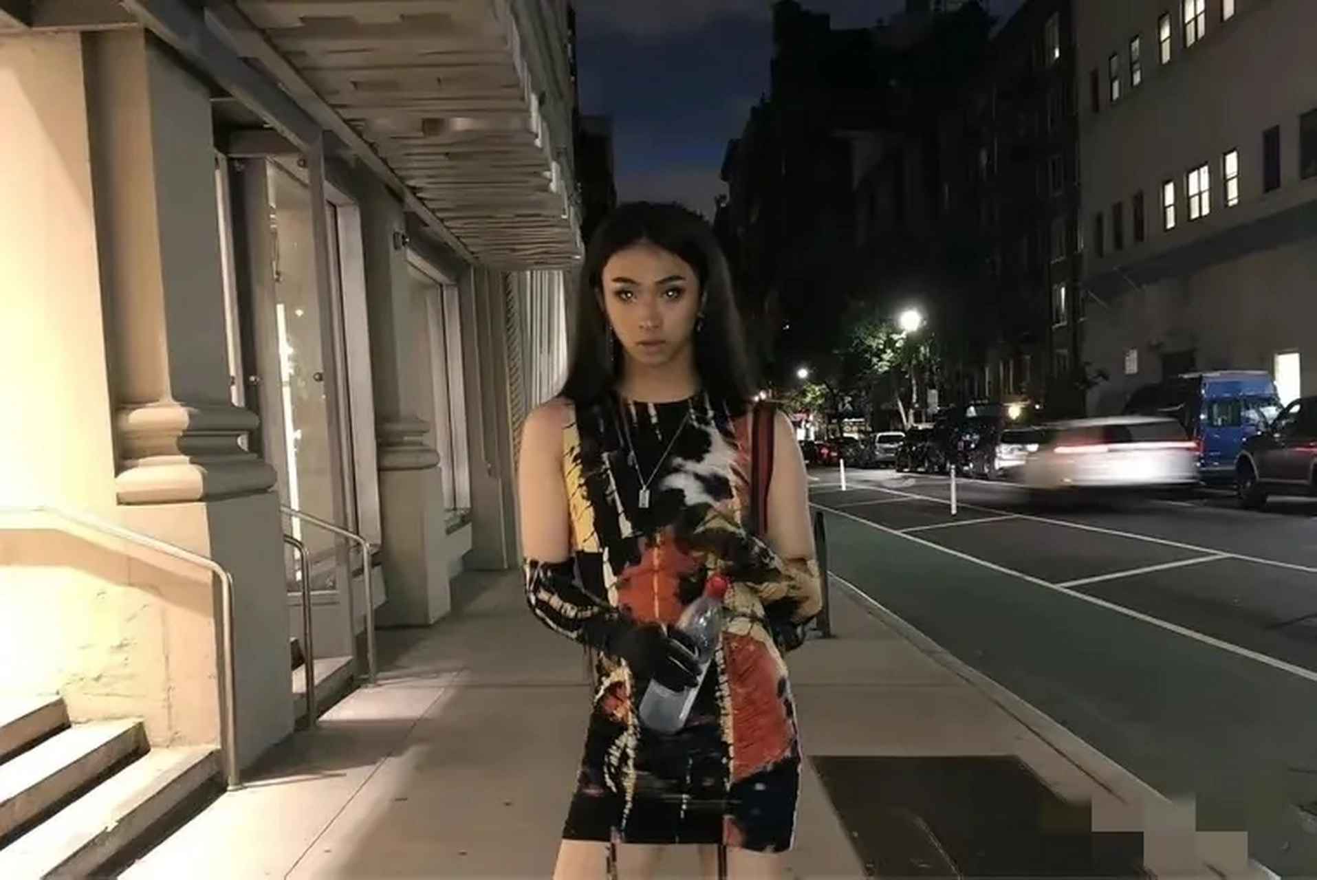 庚恩利把自己打扮成一个迷人性感的兔女郎,披着长发,画着浓妆,这完全