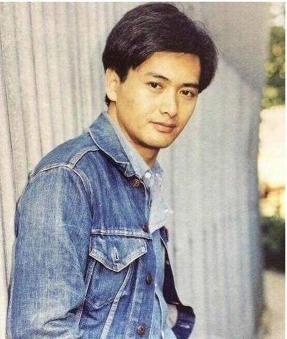 小时候,周润发的家里非常穷,他不得不经常帮妈妈养鸡,种田(其实是拔草