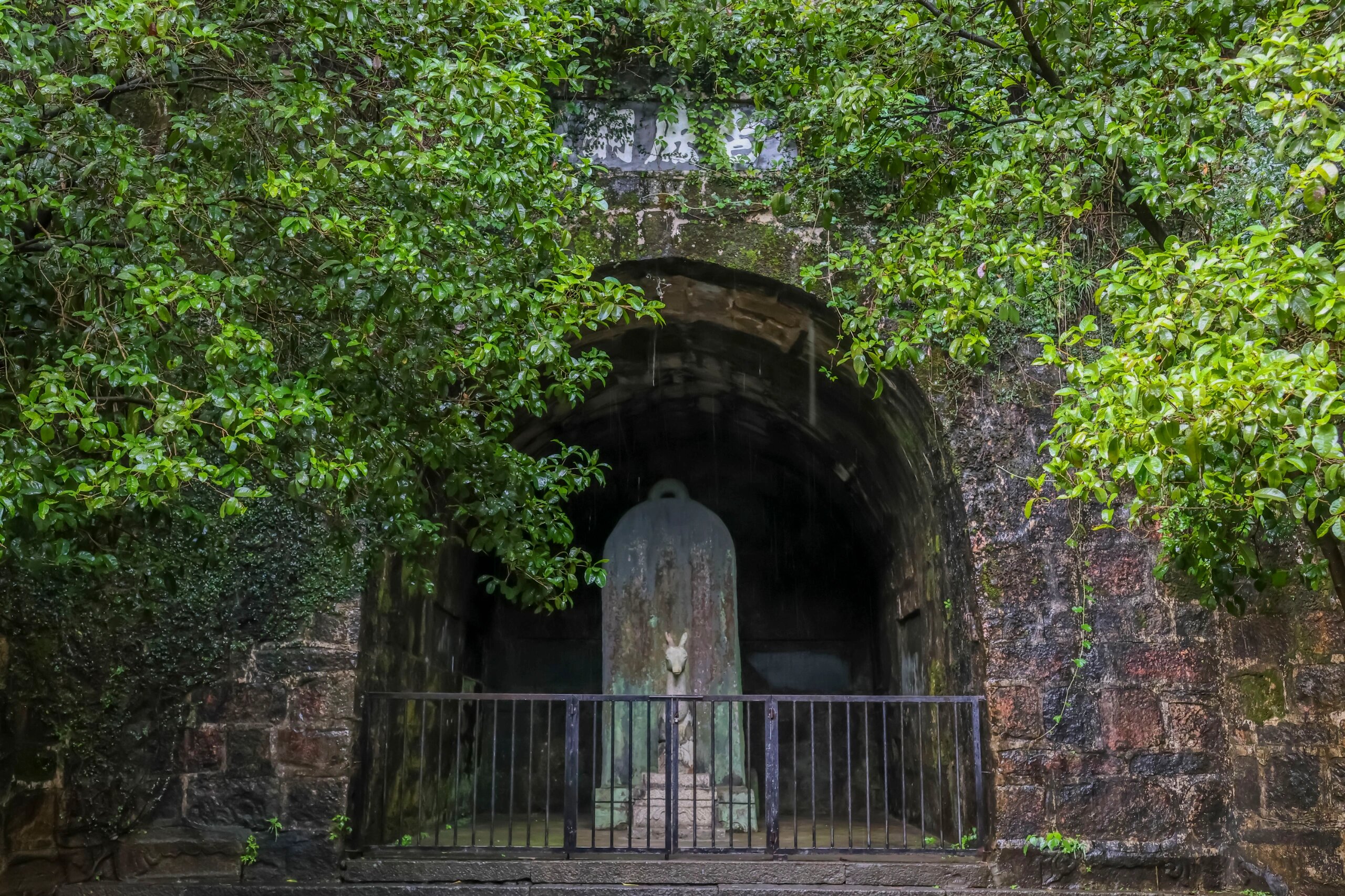 白鹿洞有这样一个故事,李渤青年时期,曾与兄李