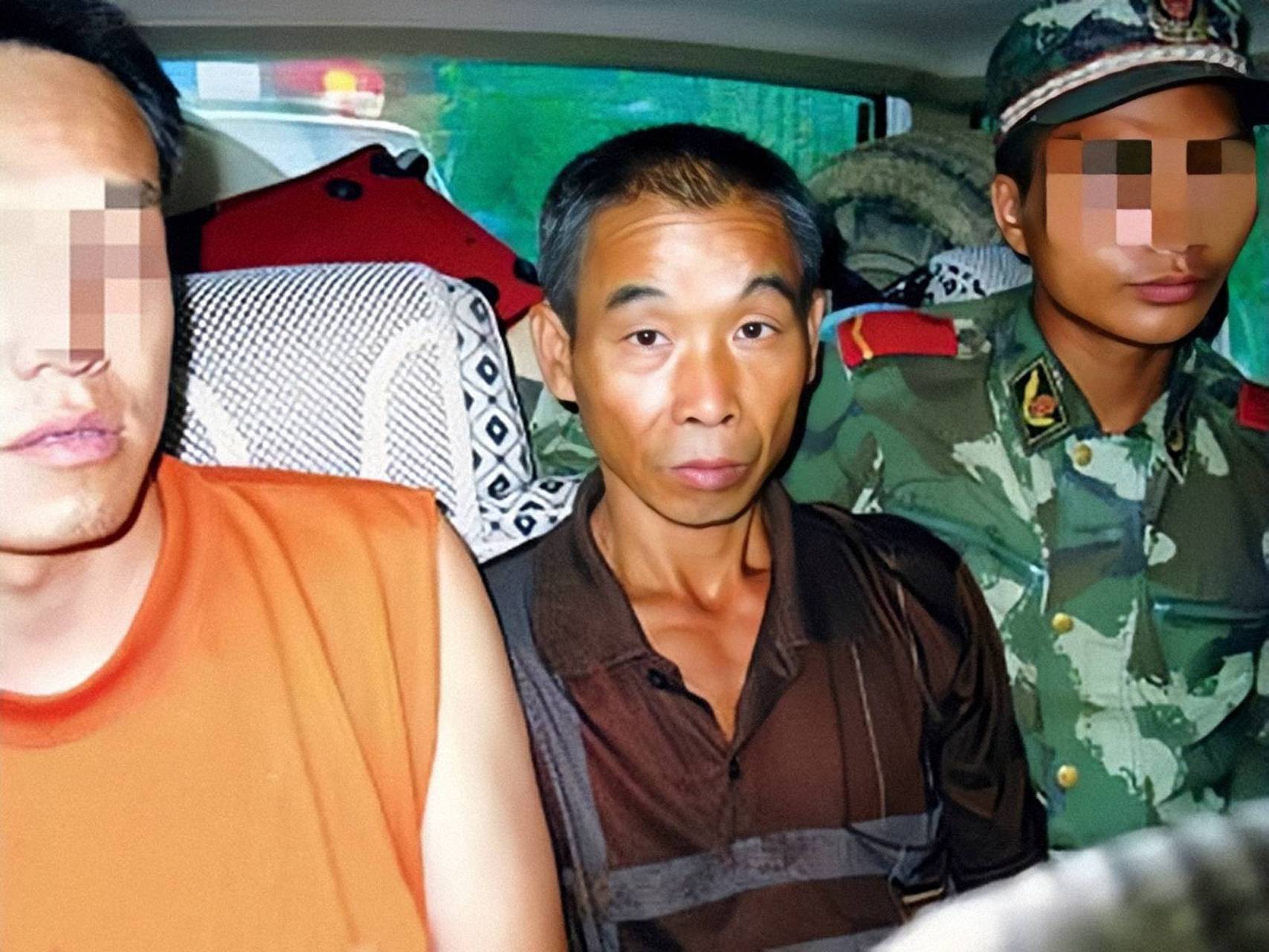 2006年,正被押往刑场执行死刑的邱兴华,外表憨厚的他