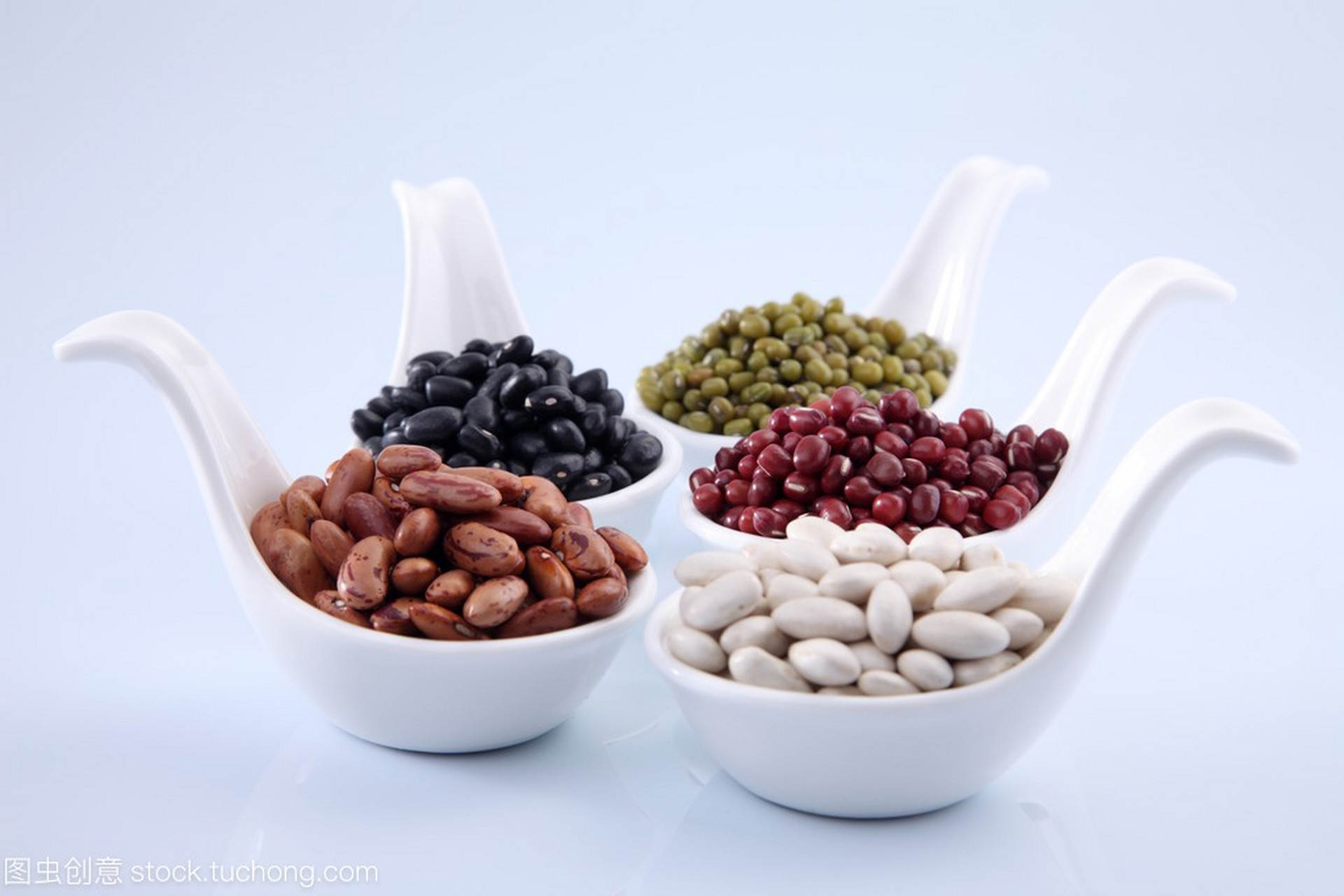 在炎炎夏日的阳光下,多吃豆子不仅可以缓解热量,还有祛湿的功效.