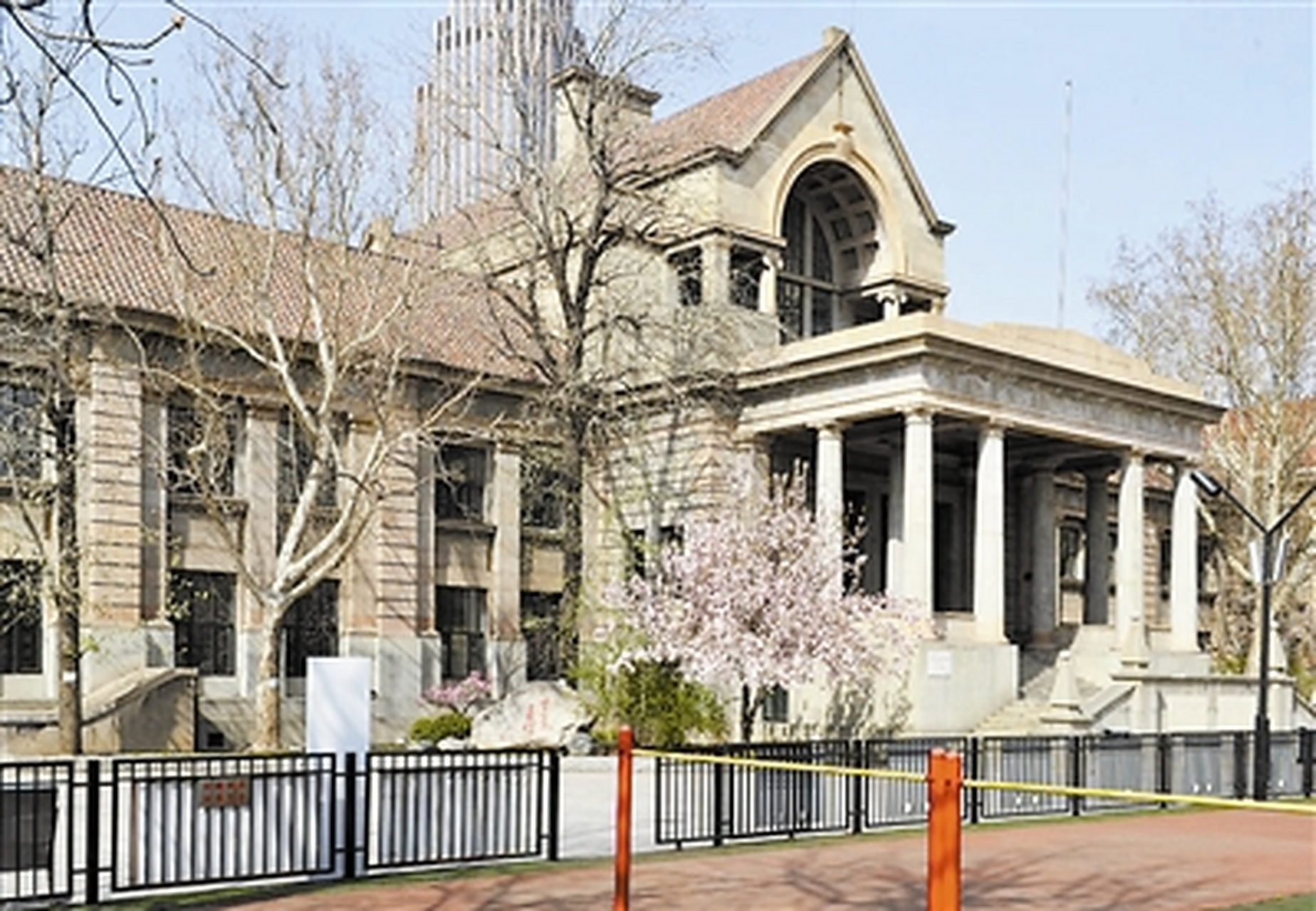 天津老建筑:原英国公学  原英国公学位于原英租界怡丰道,现湖北路59号