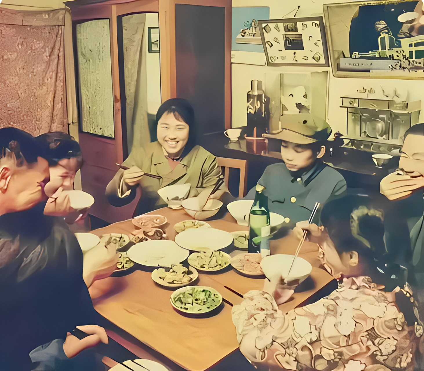 照片是上世纪80年代一个普通家庭吃年夜饭的画面!