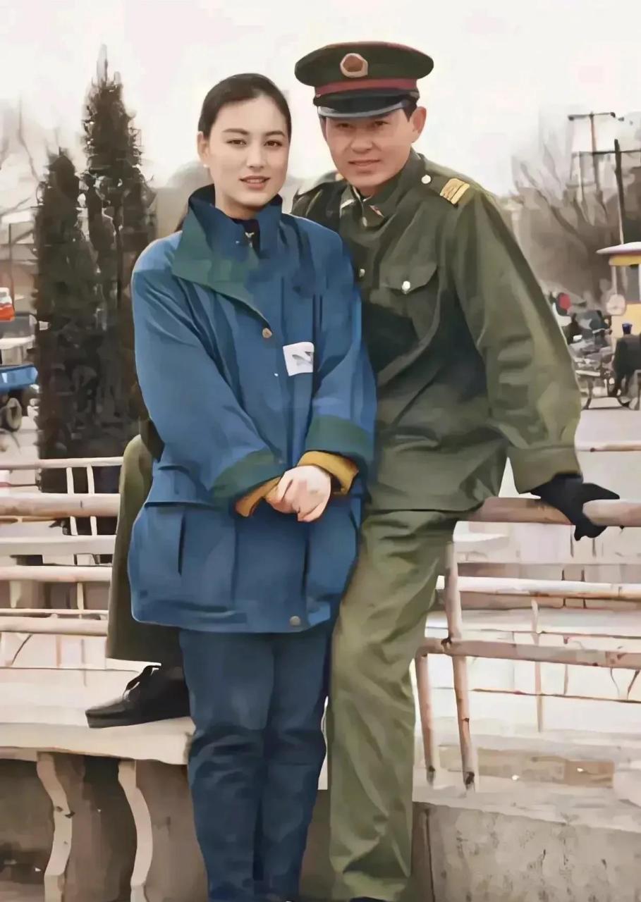 90年代,一位年轻漂亮的姑娘和她的军人男朋友的合照.