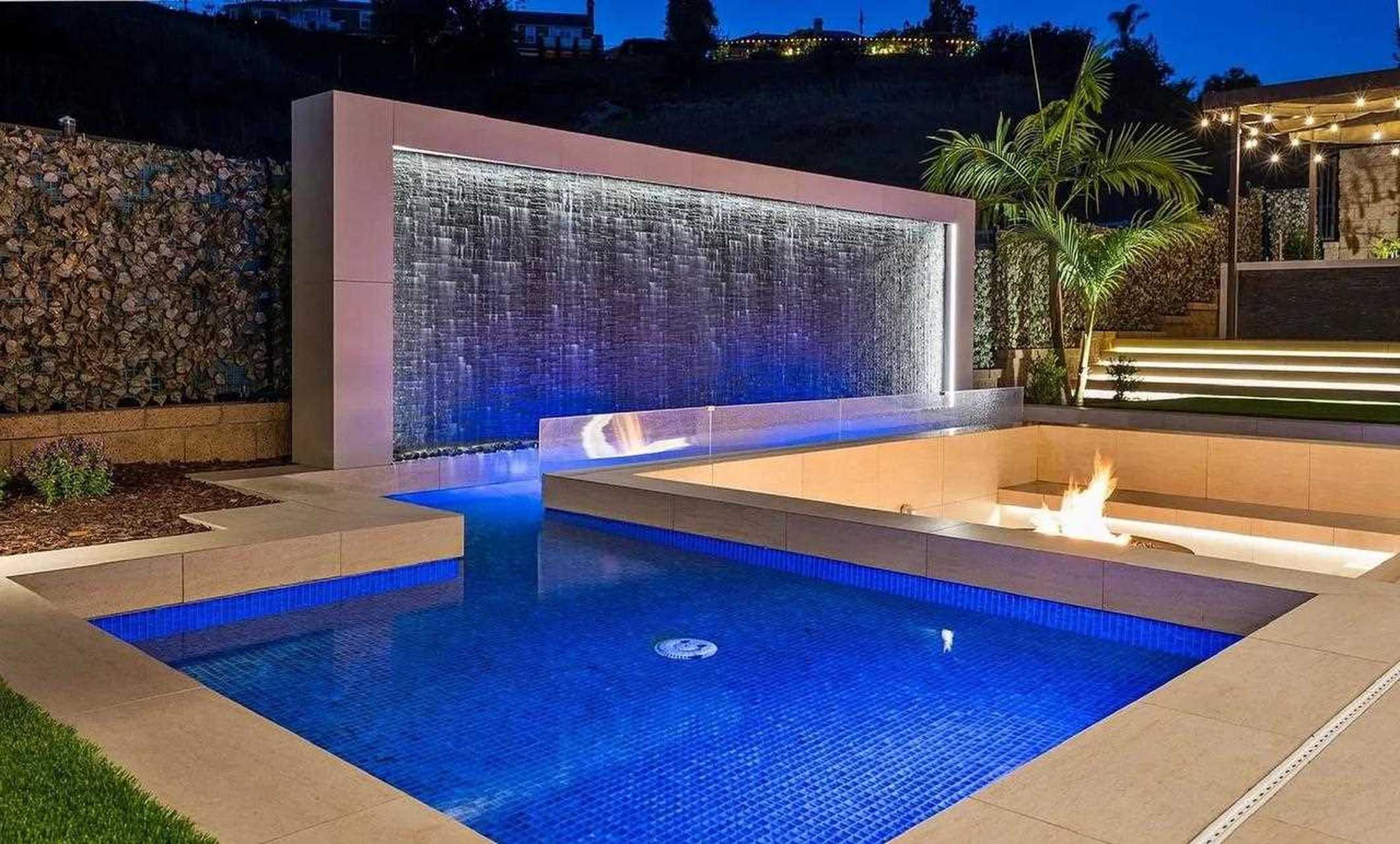 壮观的水景墙加上下沉式座位,四面环水,听着水流的声音,在烤着火,非常