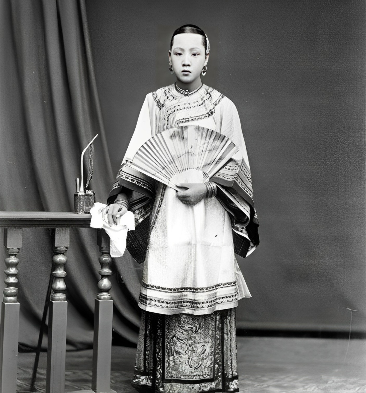 清朝的老照片原来的女装并不像影视剧里那么复杂相反,它们很简单