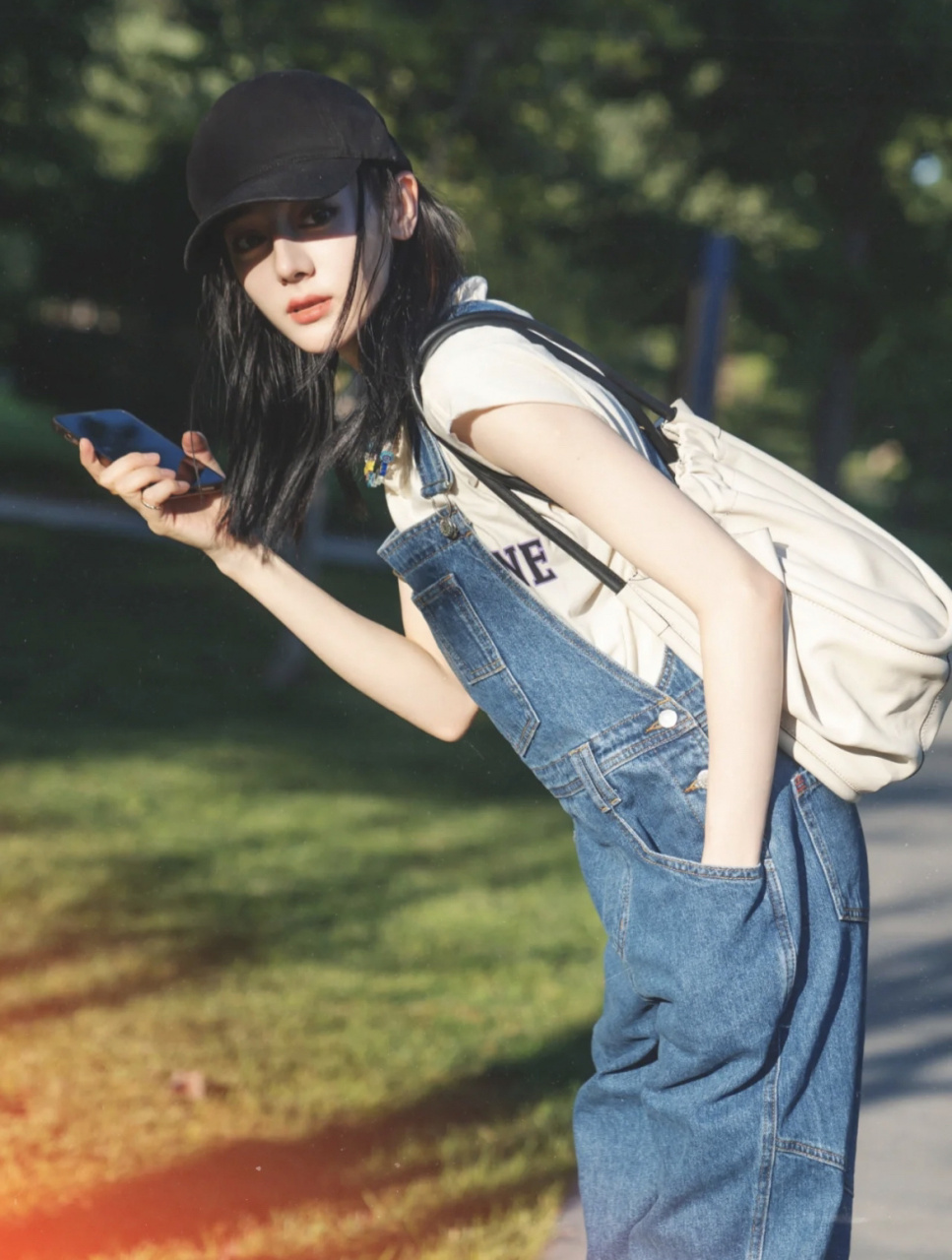迪丽热巴的私服 元气休闲穿搭 热巴这身搭配元气满满,活脱脱的一个