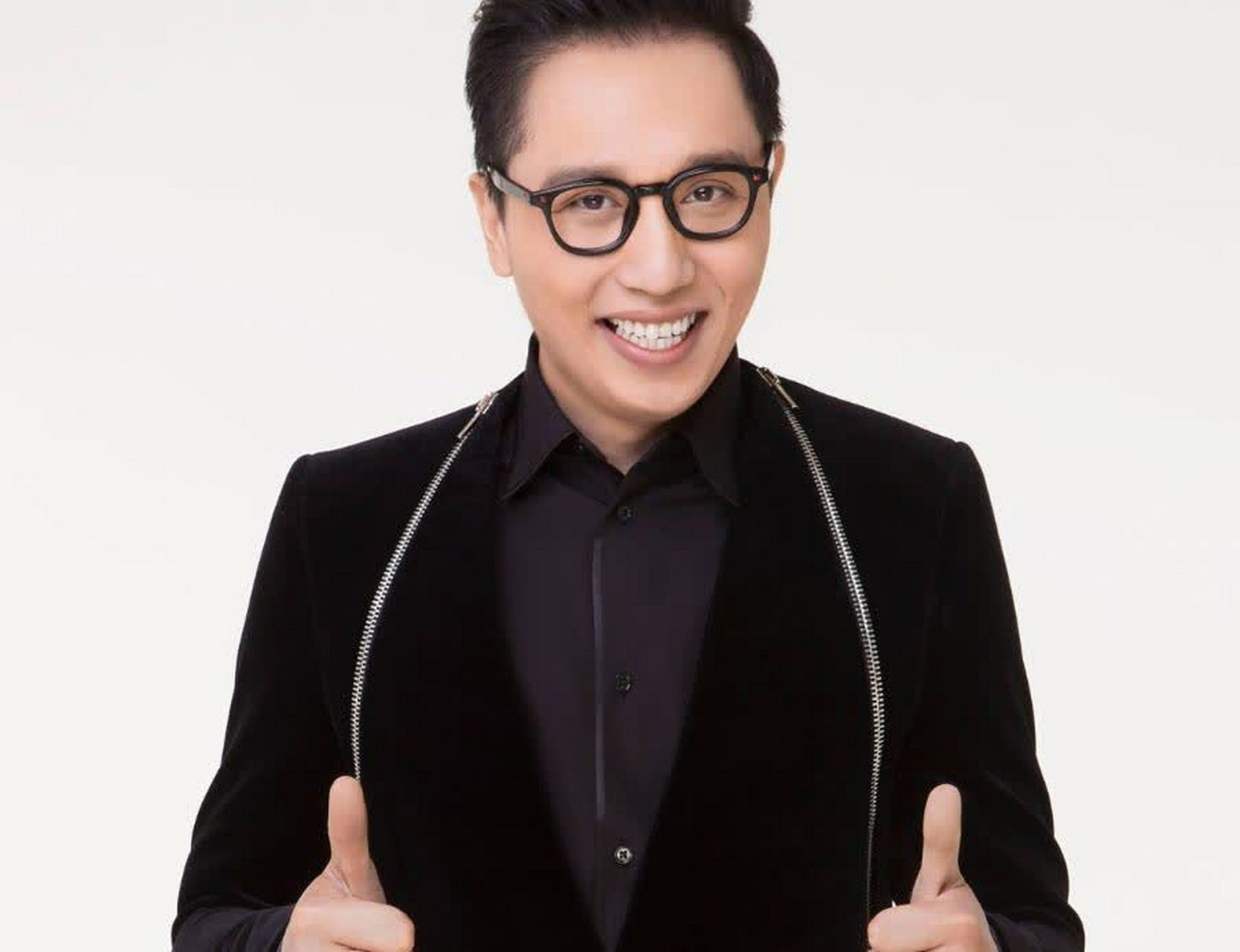 近日,有网友称《中国好声音》主持人华少被带走接受调查.