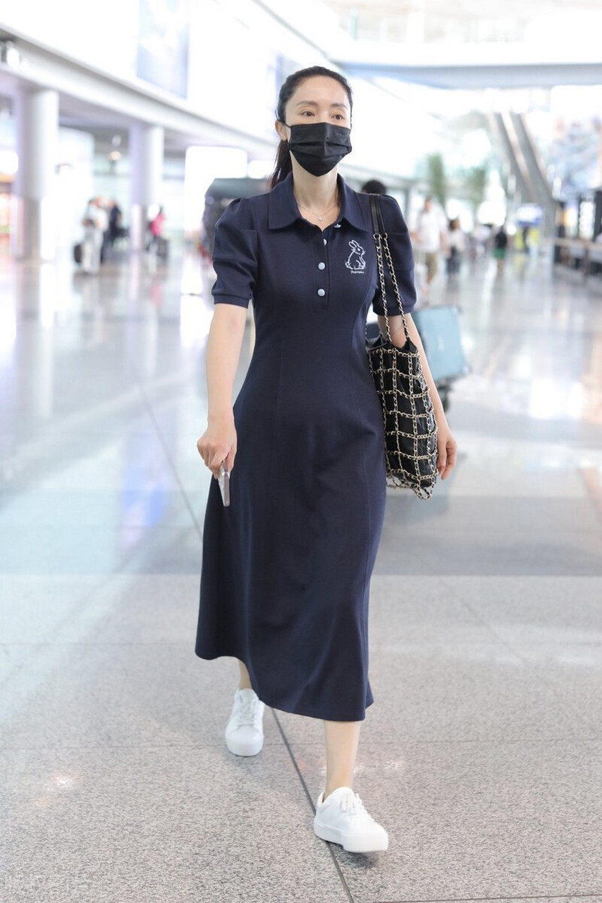 董璇机场街拍,蓝色polo领连衣裙搭配小白鞋,优雅时髦不说还洋气减龄!
