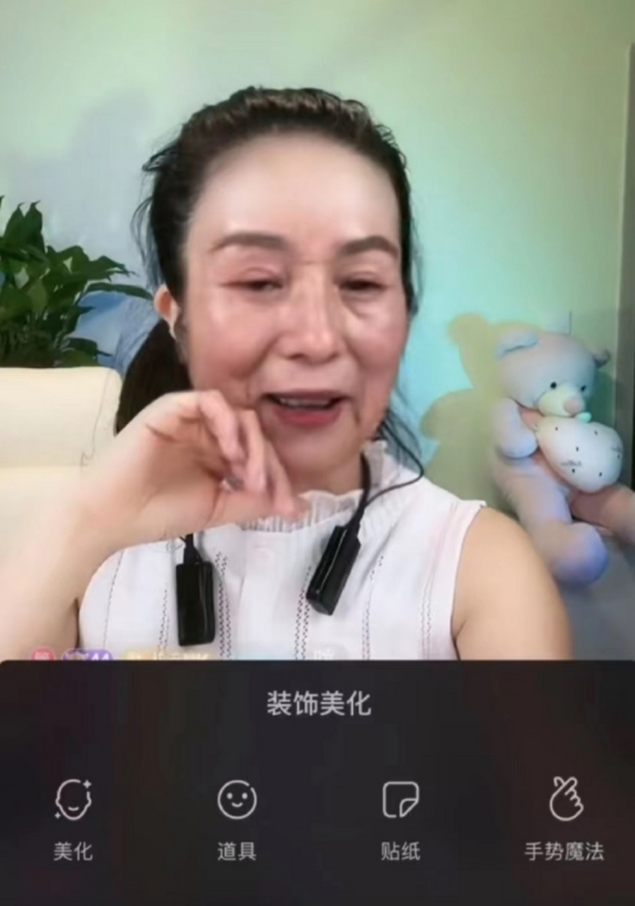 直播美颜对比,榜一大哥顿时无语,哭晕在厕所