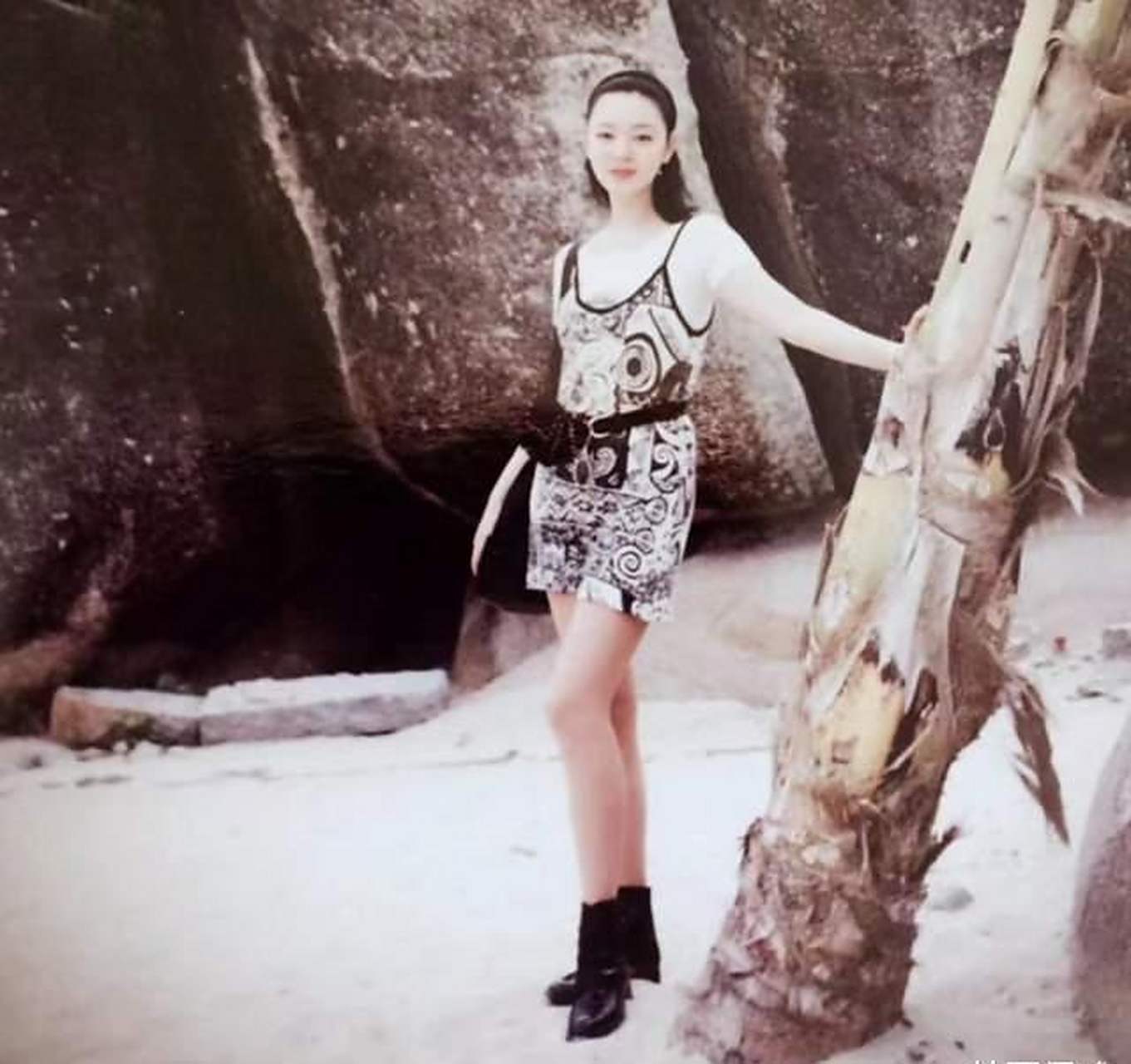 晒出了19年前在海边度假的照片,而19年之前胡明轩的母亲刚好20岁,正值