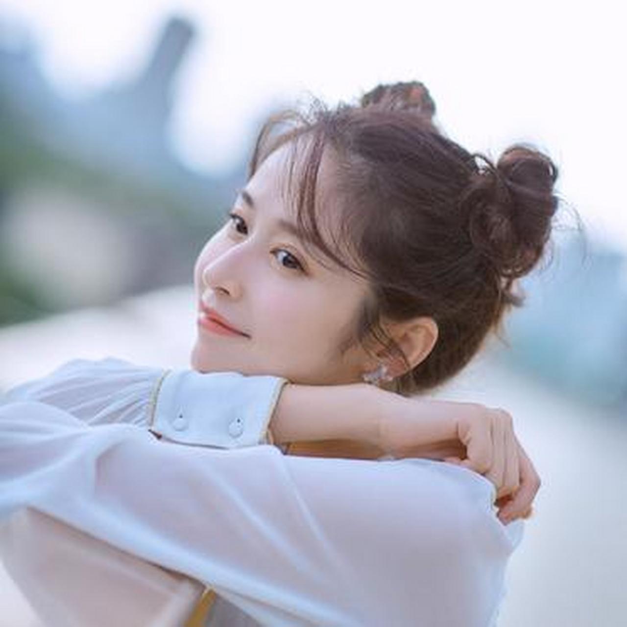 33岁颖儿"扮嫩"有妙招,扎双丸子头穿白色雪纺衫,俏皮减龄又养眼,清纯