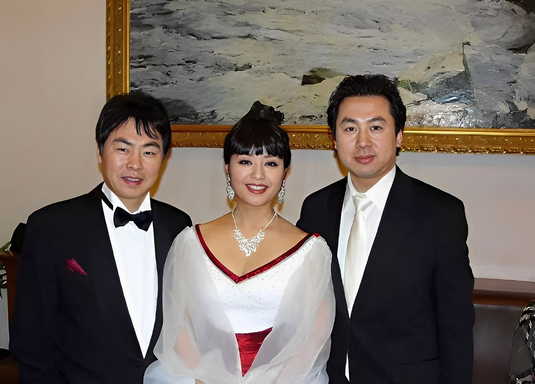 但在婚礼当天,殷秀梅说:"结婚之后,我们就离婚吧!"程志也同意!