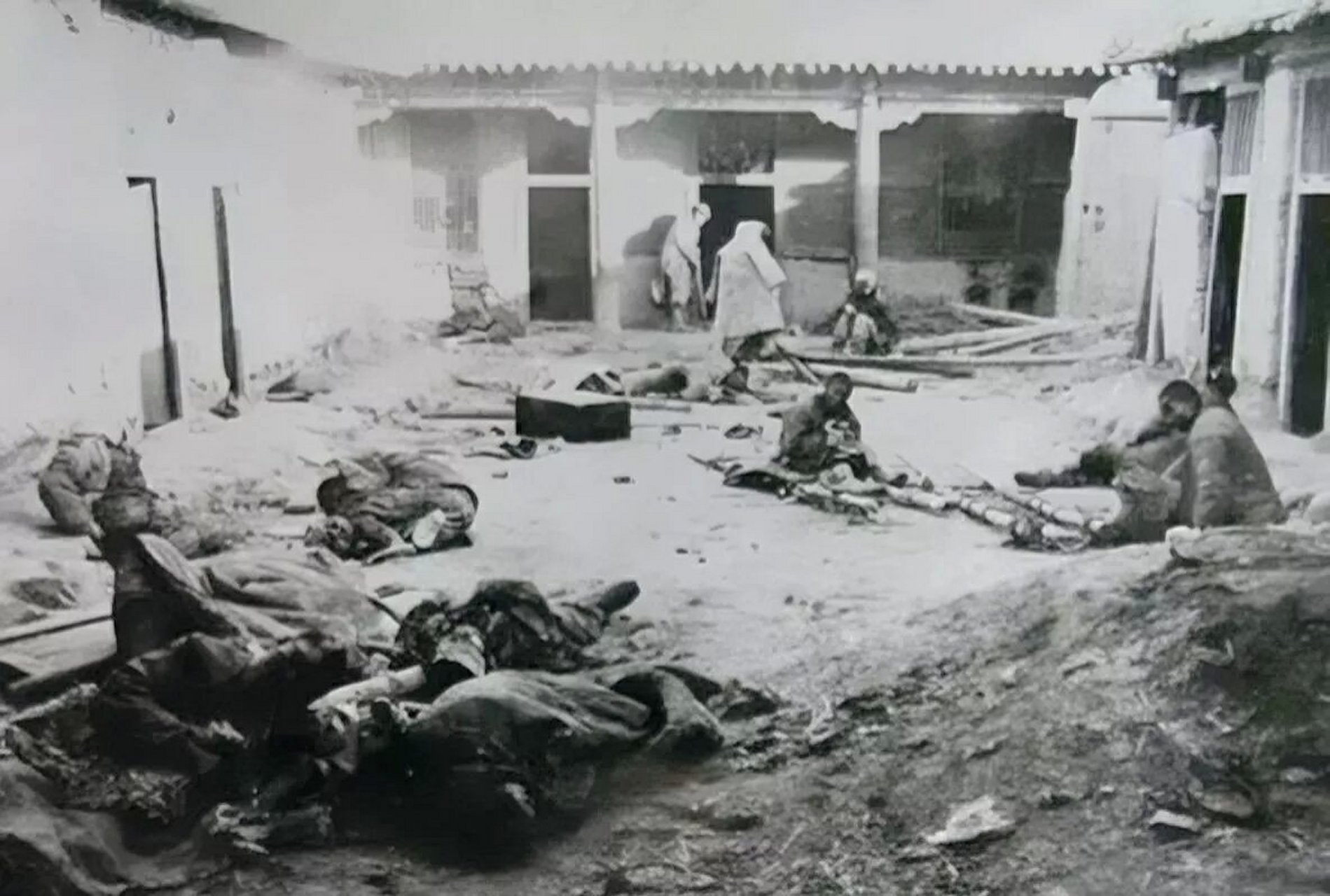 1937年,甘肃高台,马家军占领了西路军的指挥部后,留下了这一张老照片