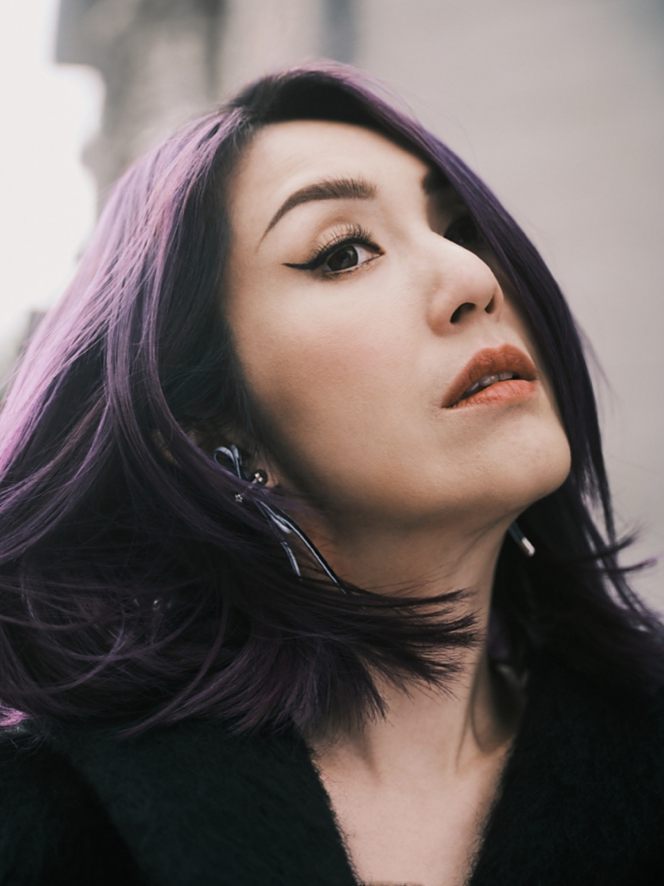 尽管杨千嬅不能被视为真正的天后,她的感情经历也并非充满天后般的