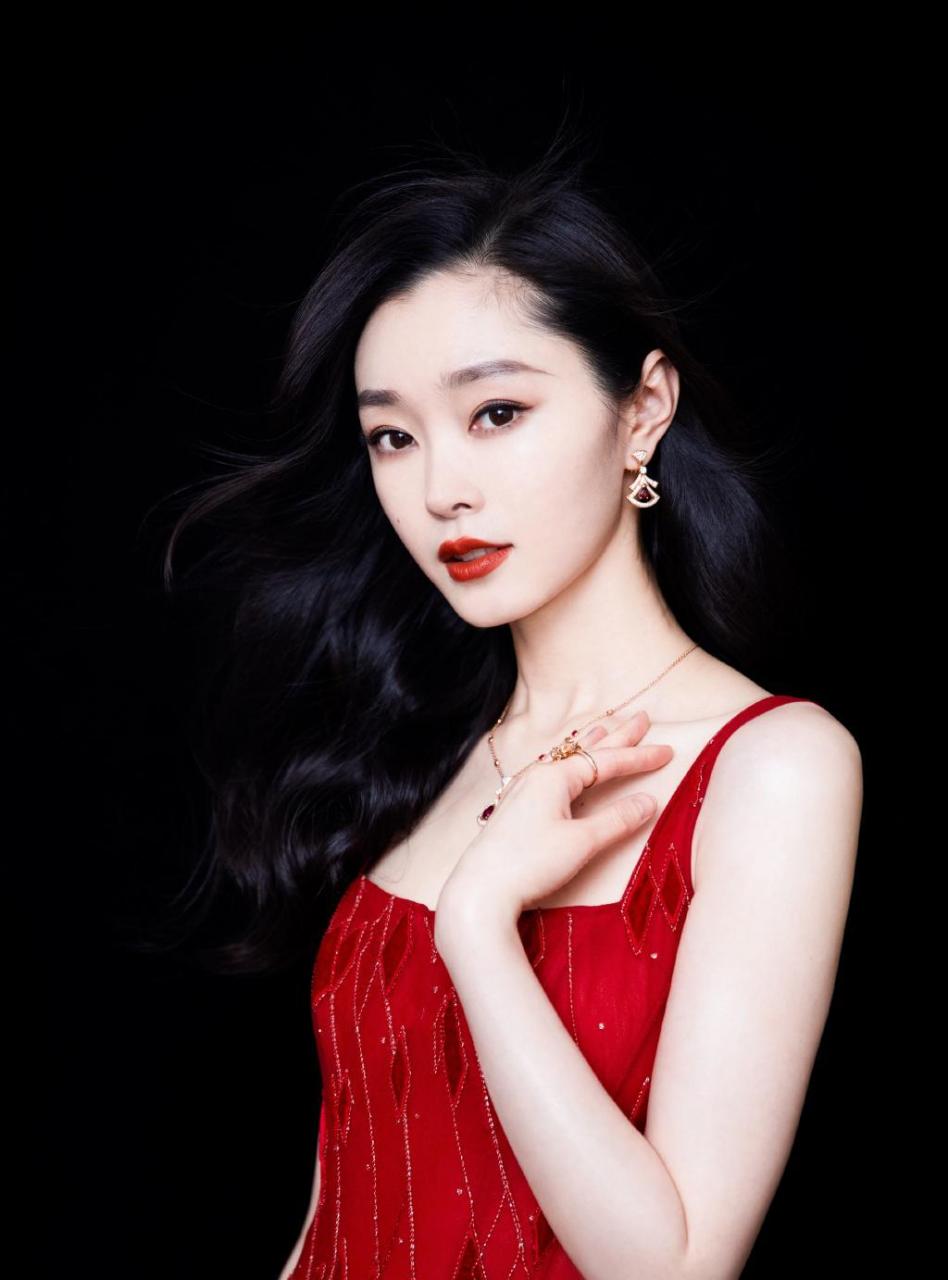 宋轶菱格红裙性感写真图片