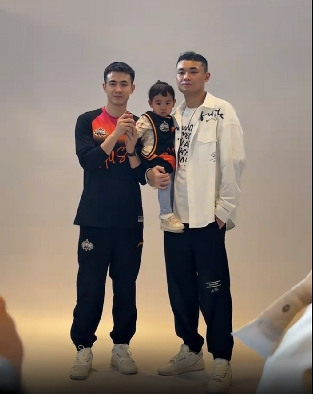 美男子张镇麟抵达厦门,被女粉丝追捧,赵继伟和原帅拍定妆照,原帅的