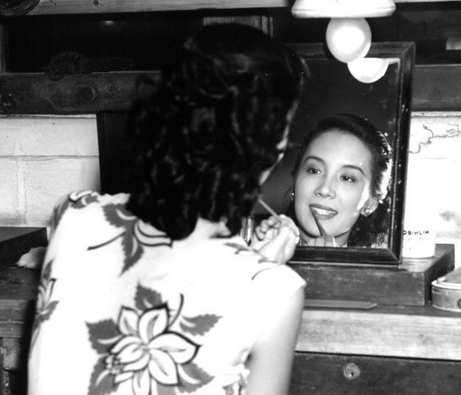 风情万种的民国女子,旗袍的背影杀绝了