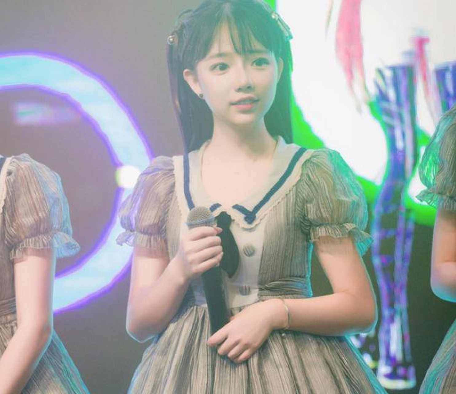 吃瓜最前线#抖音2400万粉丝网红王奕萌被质疑整容,粉丝晒4年前照片