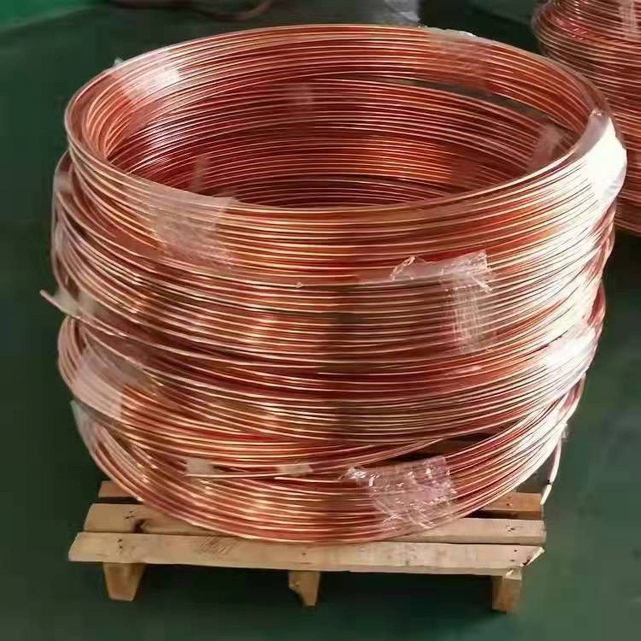 铜包钢接地圆线是以优质低碳钢为芯,铜包钢圆线采用特殊工艺将含量为