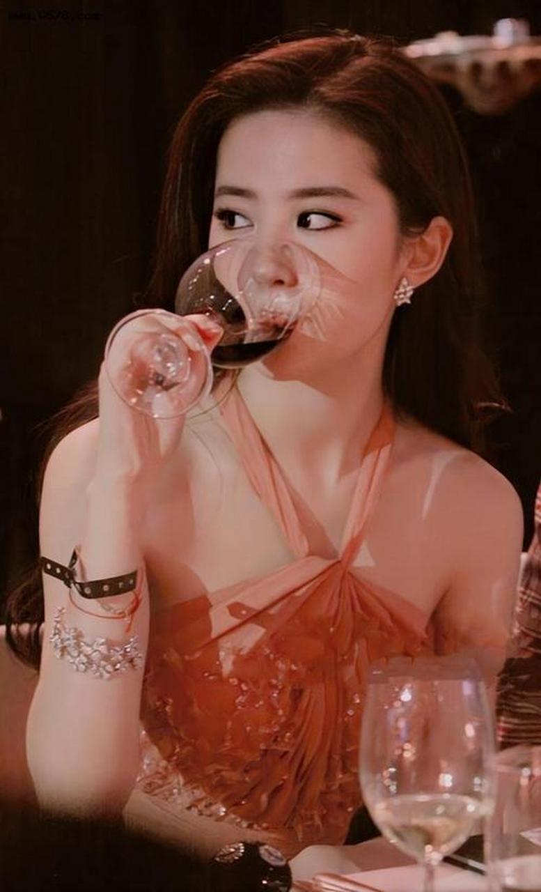 没想到你是这样的刘亦菲!  果汁饮料?   喝酒! 果酒?