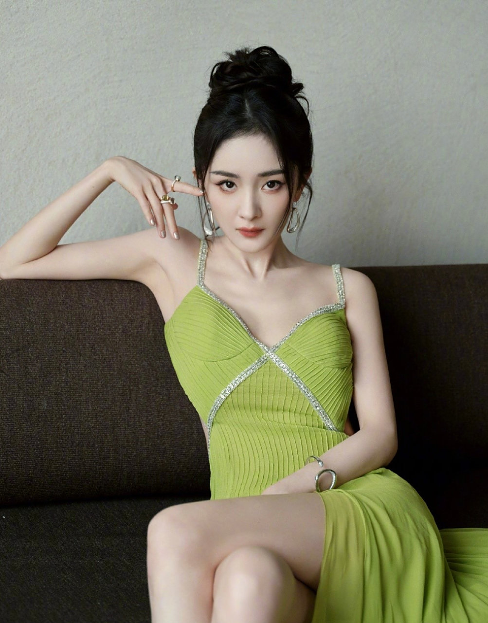 星闻#  杨幂美图来了,霸气的幂姐永不过时!期待她的每一部作品.