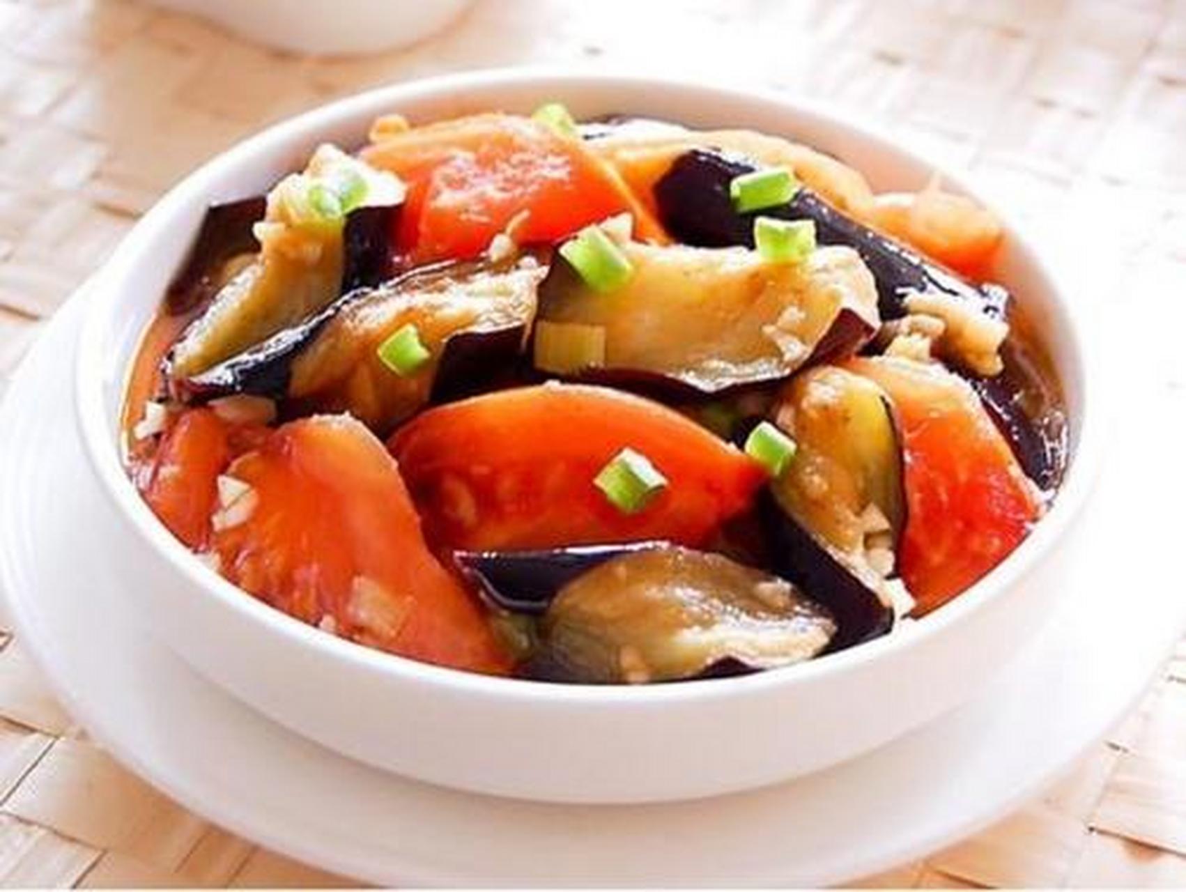 西红柿烧茄子,茄子洗净掰成块.西红柿也切成块.