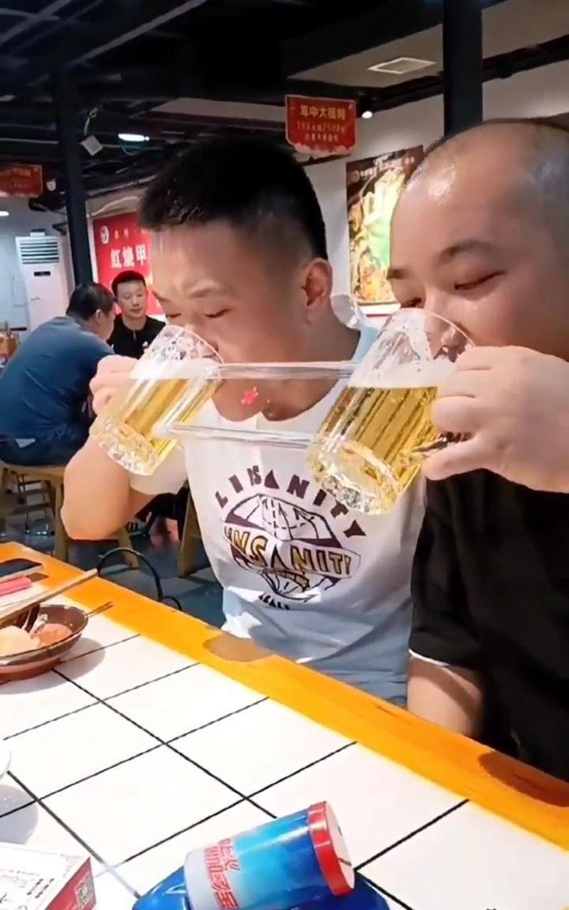 这样喝酒,谁都不能耍赖. #搞笑趣味图