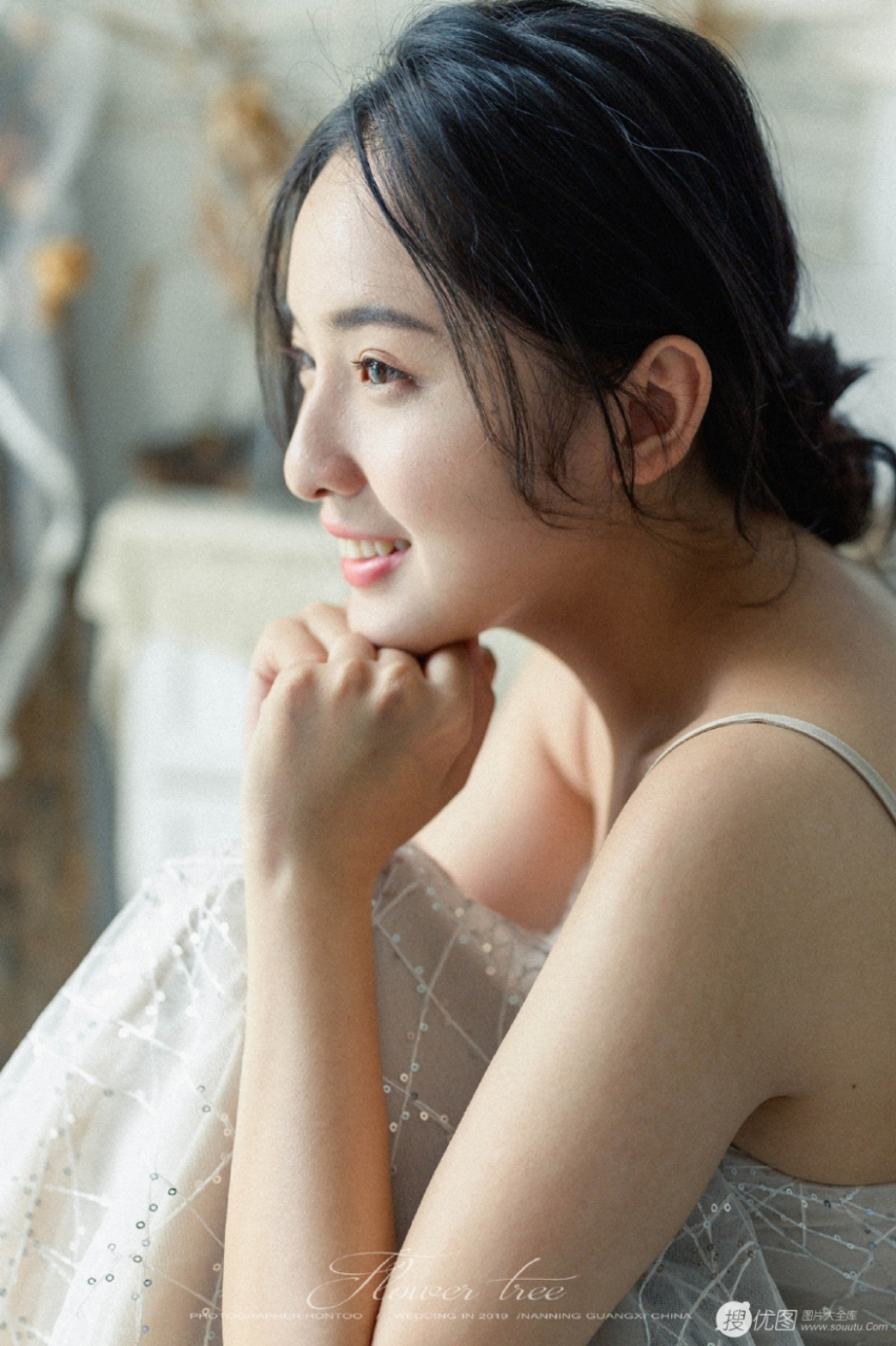 艺术生美少女吊带妩媚唯美文艺写真