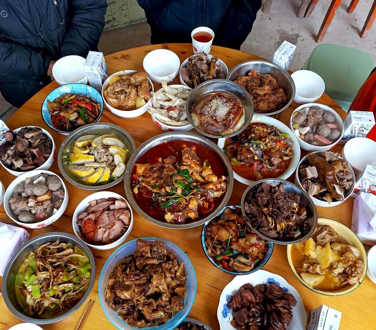 我第一次去男朋友家,他的父母准备了一桌丰盛的菜肴,我非常喜欢,感到