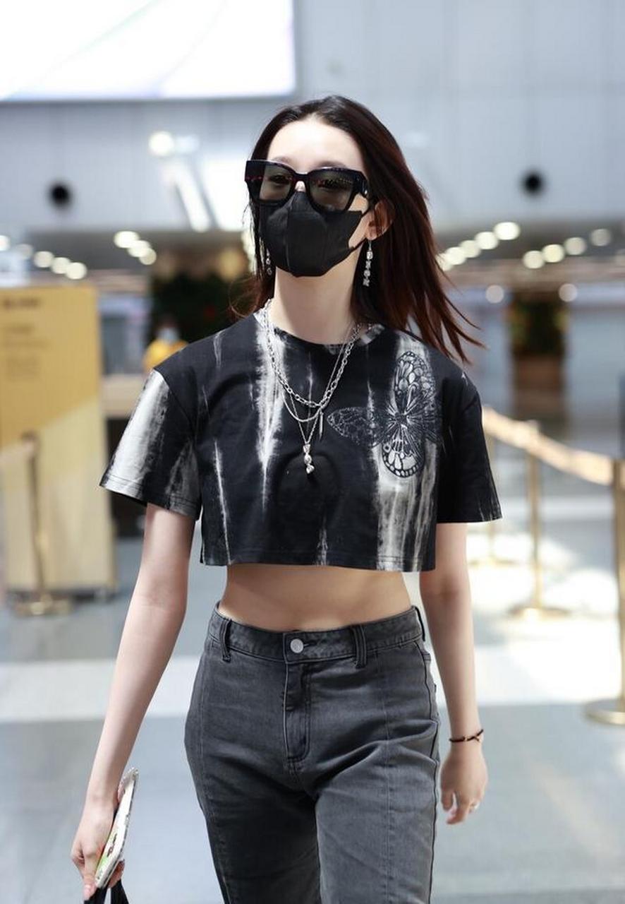 张艺凡露脐上衣牛仔裤现身机场 戴墨镜酷飒十足