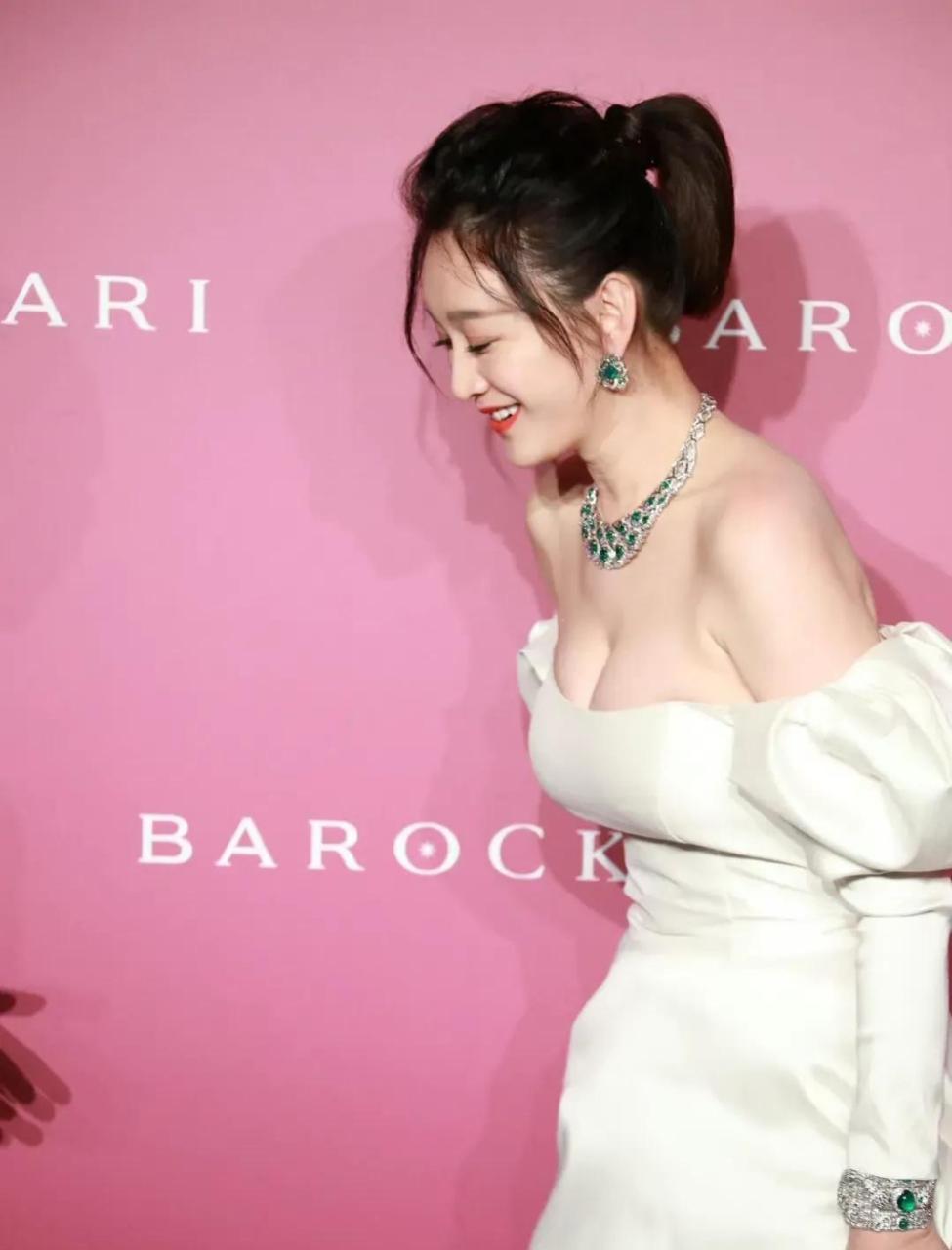 李小冉低胸礼服凸显好身材