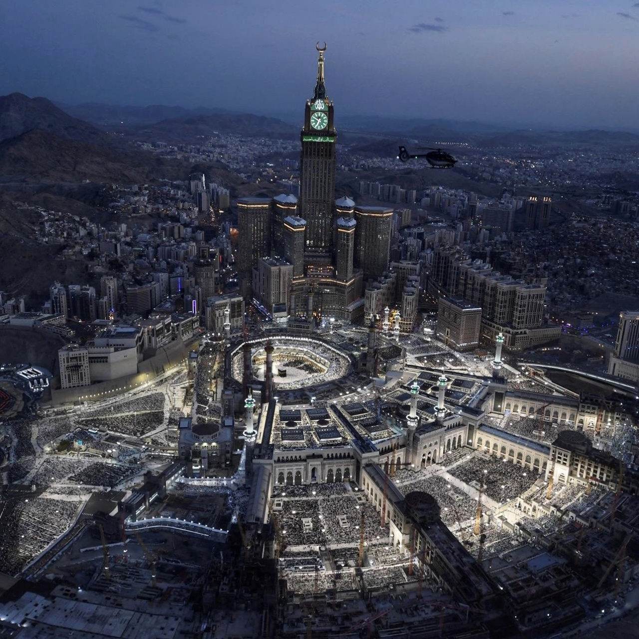 伊斯兰教吉庆夜  穆斯林信徒在麦加大清真寺参加「吉庆夜」(laylat al