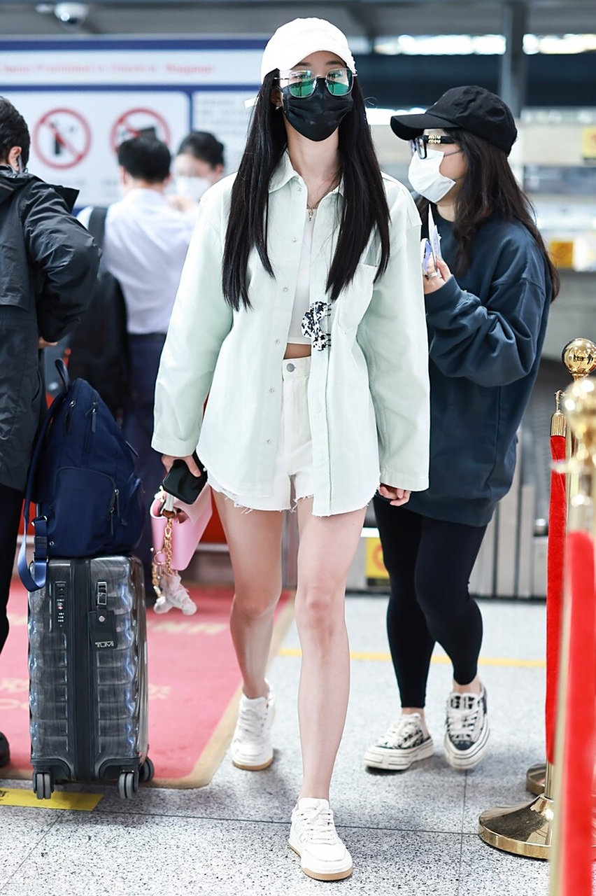 徐艺洋机场街拍,绿色衬衫搭配白色超短裤,棒球帽清新时尚!