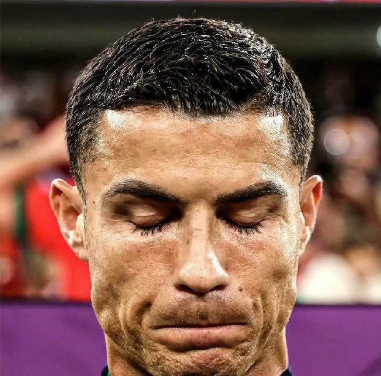 c罗贴了双眼皮贴,本身就是双眼皮,贴这个东西有什么用呢?[左捂脸]