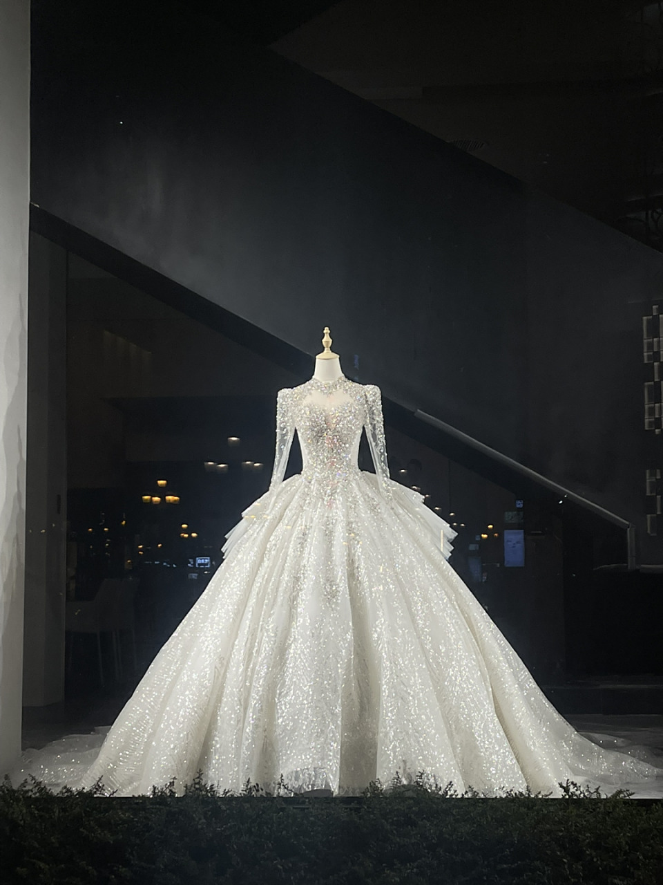 梦幻之纱:橱窗中的爱情诗篇  每个女孩子都有一个婚纱梦,这或许是心中