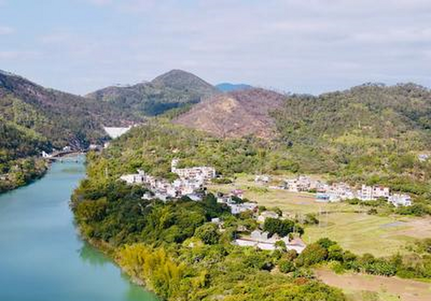 听俱乐部的群友说: 惠州白盆珠水库大坝下方有一个非常棒的钓位