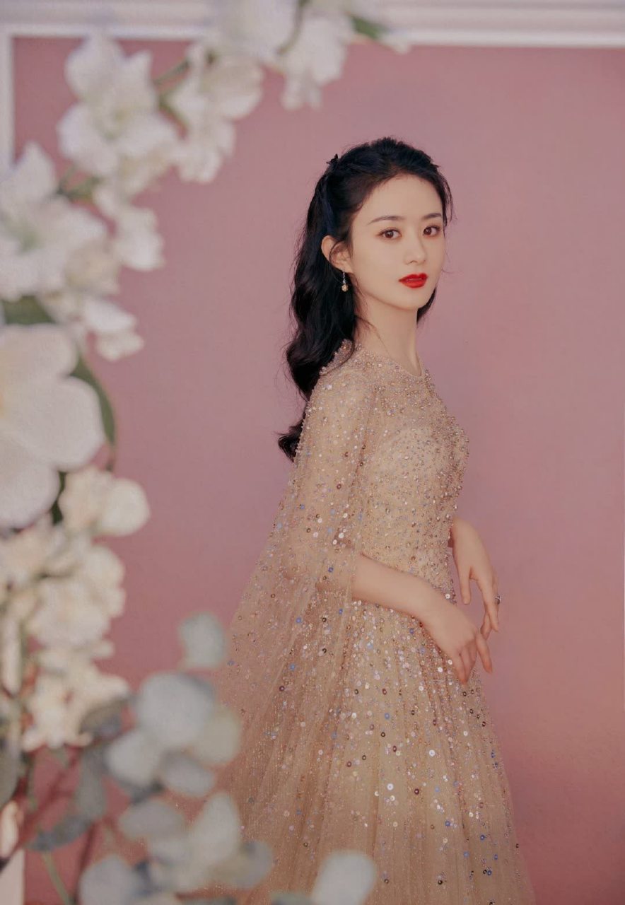 赵丽颖一身央视春晚造型,身穿jenny packham 2022早春系列披肩亮片纱