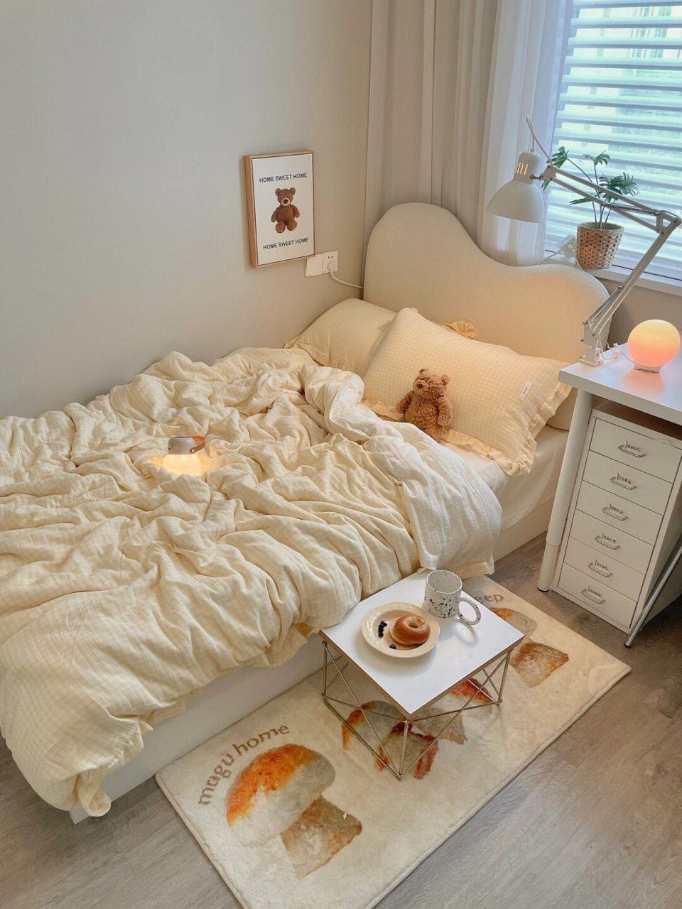 7平小卧室布置:巴掌大的卧室超能装  欢迎来参观我的温馨小房间,虽然