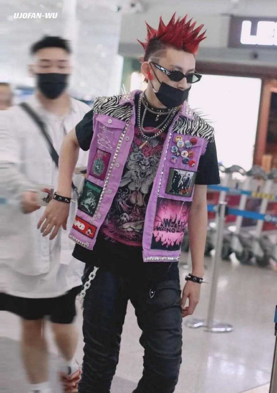 小鬼王琳凯最新机场造型 红色鸡窝头与个性马甲,是那个一直很前卫很酷