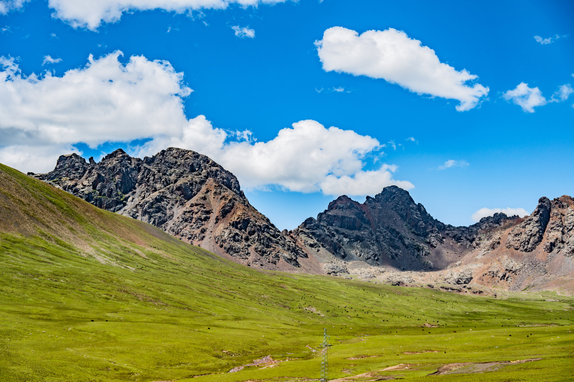 在西藏昌都县,自驾康藏草原穿越线——德瓦线,180km的峡谷秘境充满了